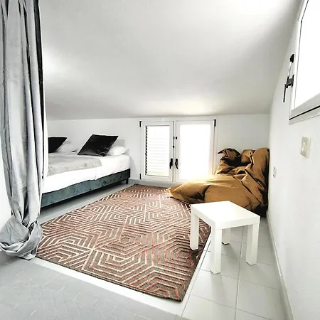 Rooftop Jaccuzi - Pool - Fitness Area - Free Wifi - Air Conditioner - Pool - Modern & Comfortable - Sunnygolf Bungalow *