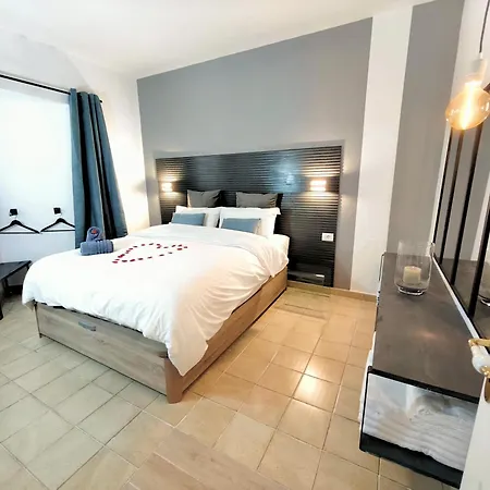 Holiday home Rooftop Jaccuzi - Pool - Fitness Area - Free Wifi - Air Conditioner - Pool - Modern & Comfortable - Sunnygolf Bungalow *