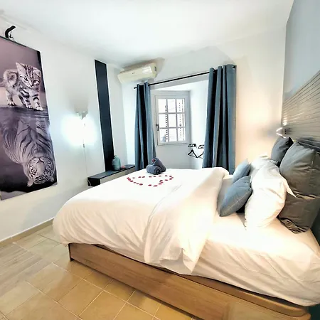Rooftop Jaccuzi - Pool - Fitness Area - Free Wifi - Air Conditioner - Pool - Modern & Comfortable - Sunnygolf Bungalow *