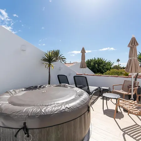 Rooftop Jaccuzi - Pool - Fitness Area - Free Wifi - Air Conditioner - Pool - Modern & Comfortable - Sunnygolf Bungalow