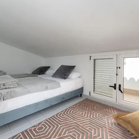 Holiday home Rooftop Jaccuzi - Pool - Fitness Area - Free Wifi - Air Conditioner - Pool - Modern & Comfortable - Sunnygolf Bungalow